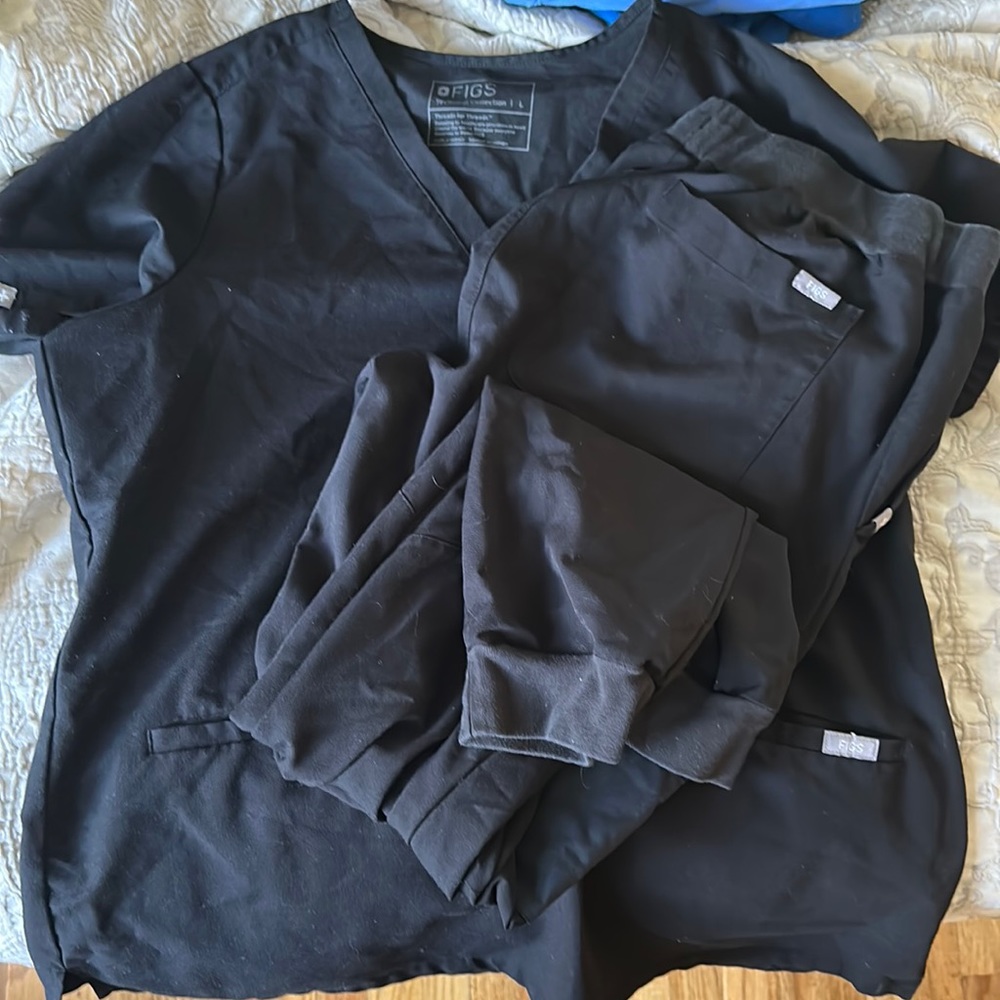Technical collection joggers and two pocket V neck top; figs